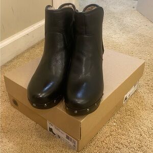 Ugg CAM ll Black Leather Ankle Boots Size 9 NEW